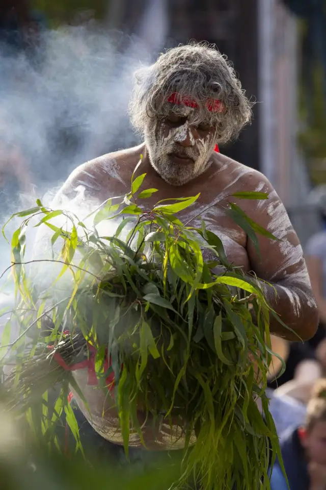 smoking-ceremony-at-wugulora-morning-ceremony_2.webp