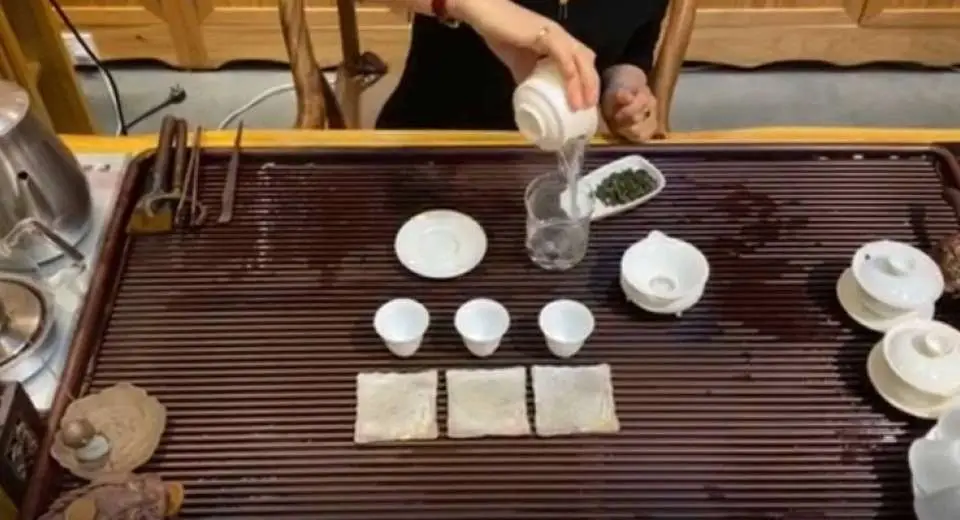 step_2_-_rinse_the_tea_pot.webp