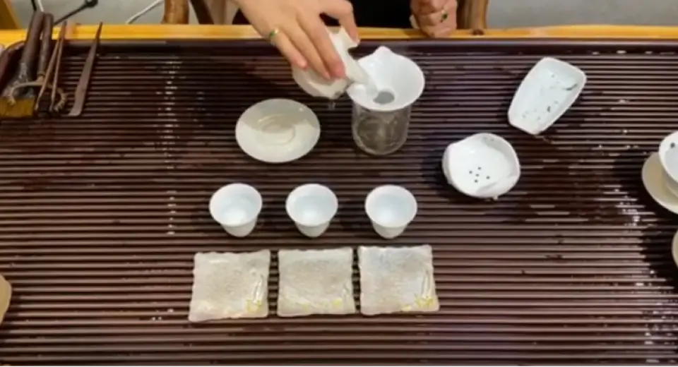 step_4_-_wash_the_tea_leaves.webp